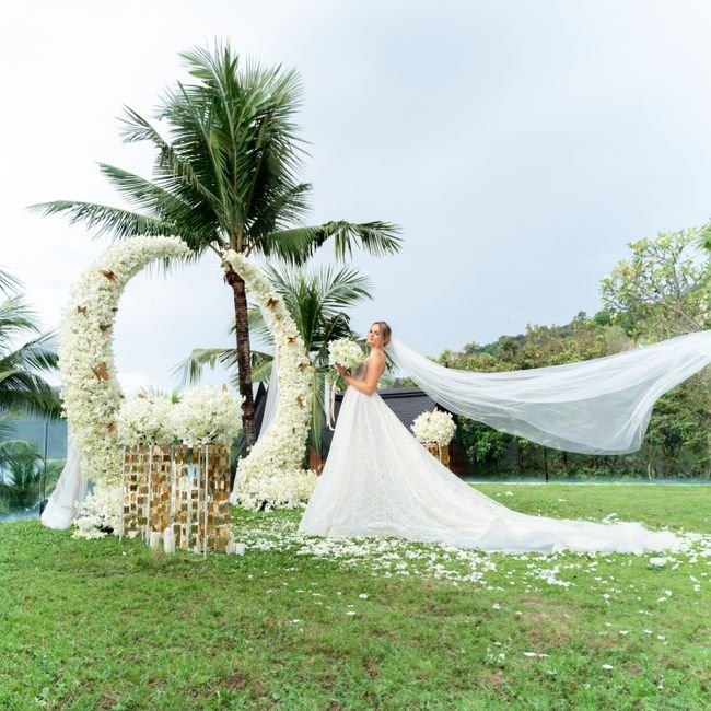 LuxuryWedding with guests in Phuket villa overlooking the sea