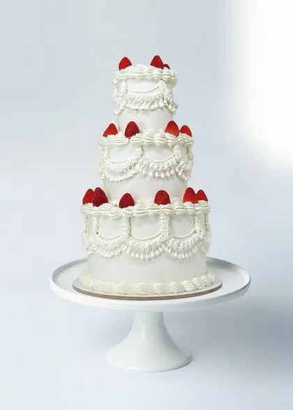 Elegant custom wedding cake for beach ceremony in Phuket with seashell decorations