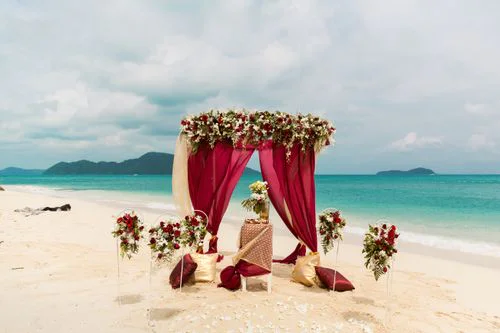Red geometric wedding arch in Phuket — Anya and Anton, Phuket — photo 1