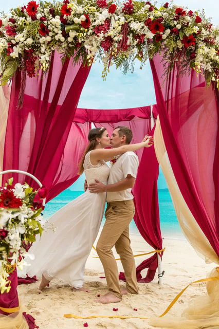 Red geometric wedding arch in Phuket — Anya and Anton, Phuket — photo 32