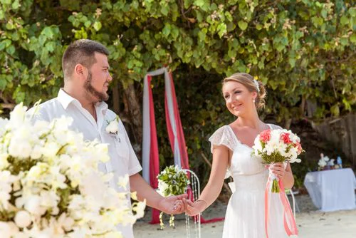 White and pink geometric wedding arch, Alena and Oleg, Phuket — photo 2