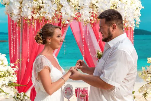 White and pink geometric wedding arch, Alena and Oleg, Phuket — photo 3