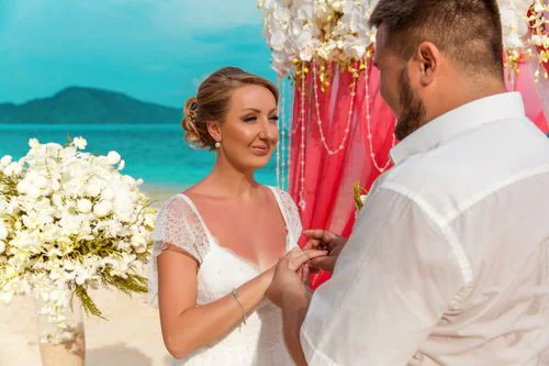 White and pink geometric wedding arch, Alena and Oleg, Phuket — photo 5