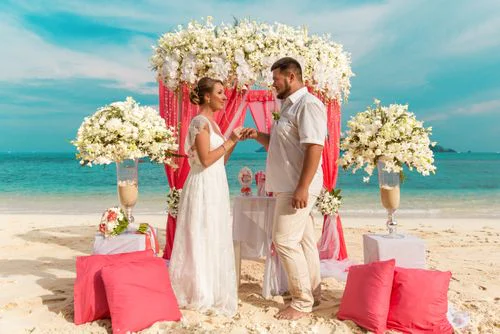 White and pink geometric wedding arch, Alena and Oleg, Phuket — photo 6