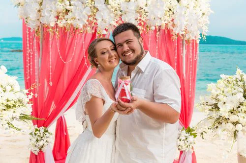 White and pink geometric wedding arch, Alena and Oleg, Phuket — photo 9