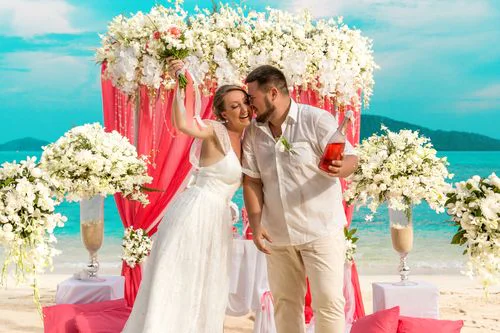 White and pink geometric wedding arch, Alena and Oleg, Phuket — photo 10