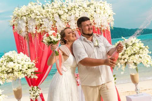 White and pink geometric wedding arch, Alena and Oleg, Phuket — photo 11