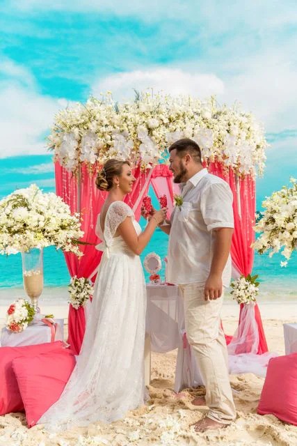 White and pink geometric wedding arch, Alena and Oleg, Phuket — photo 12