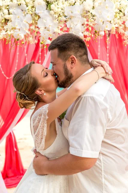 White and pink geometric wedding arch, Alena and Oleg, Phuket — photo 13