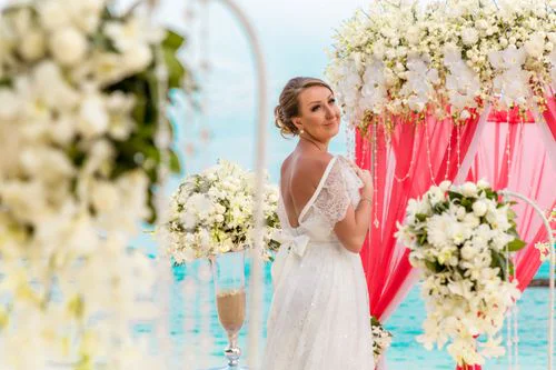 White and pink geometric wedding arch, Alena and Oleg, Phuket — photo 17