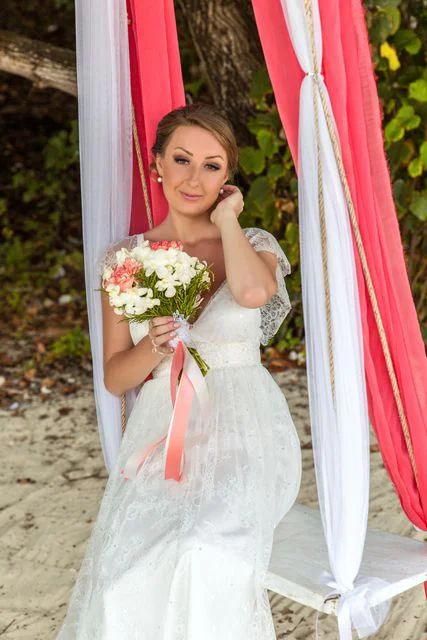 White and pink geometric wedding arch, Alena and Oleg, Phuket — photo 18