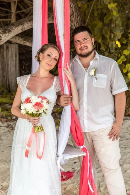 White and pink geometric wedding arch, Alena and Oleg, Phuket — photo 19