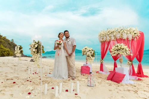 White and pink geometric wedding arch, Alena and Oleg, Phuket — photo 21