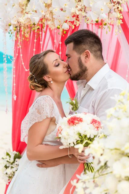 White and pink geometric wedding arch, Alena and Oleg, Phuket — photo 23