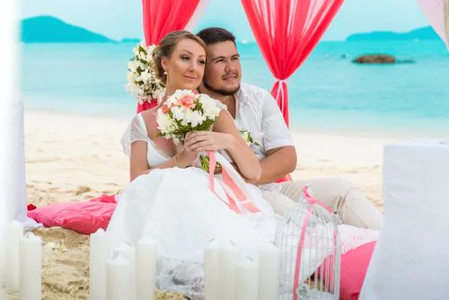 White and pink geometric wedding arch, Alena and Oleg, Phuket — photo 30