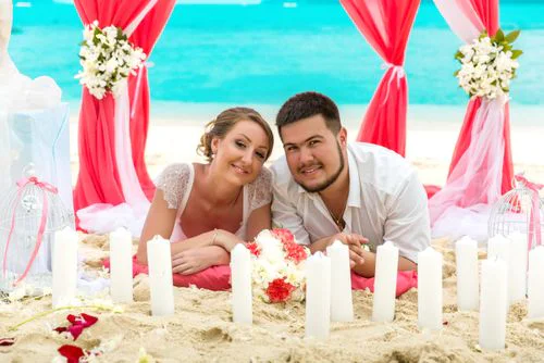 White and pink geometric wedding arch, Alena and Oleg, Phuket — photo 31