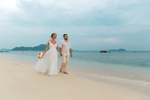 White and pink geometric wedding arch, Alena and Oleg, Phuket — photo 32