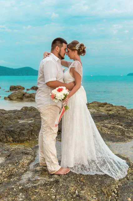 White and pink geometric wedding arch, Alena and Oleg, Phuket — photo 34