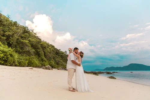 White and pink geometric wedding arch, Alena and Oleg, Phuket — photo 36