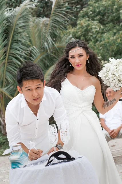 White classic floral wedding arch, Kristina and Dima, Phuket — photo 11
