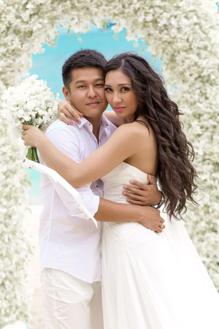 White classic floral wedding arch, Kristina and Dima, Phuket — photo 30