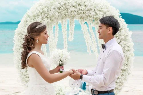 White round floral wedding arch, Kristina and Lesha, Phuket — photo 11