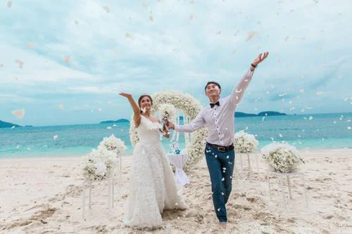 White round floral wedding arch, Kristina and Lesha, Phuket — photo 23