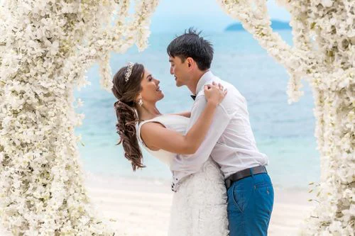 White round floral wedding arch, Kristina and Lesha, Phuket — photo 39