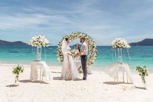 Green round floral wedding arch, Phuket — photo 3