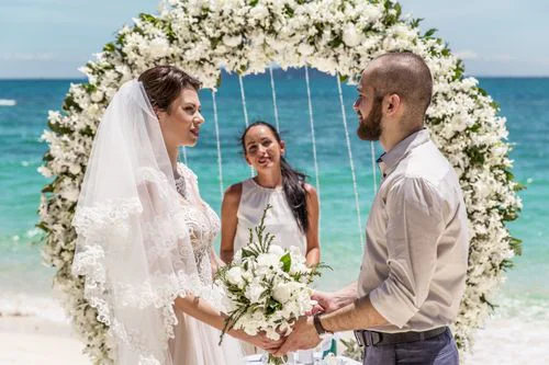 Green round floral wedding arch, Phuket — photo 4