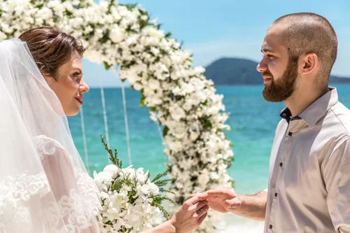 Green round floral wedding arch, Phuket — photo 7