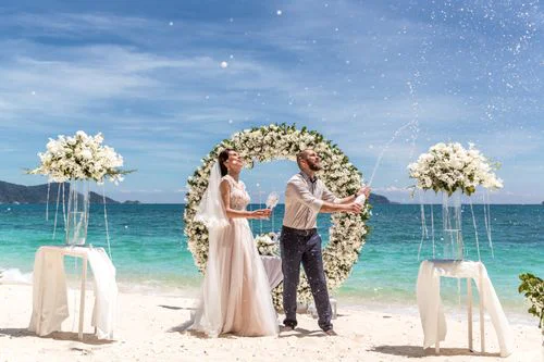 Green round floral wedding arch, Phuket — photo 15