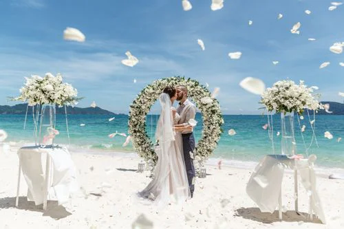 Green round floral wedding arch, Phuket — photo 16