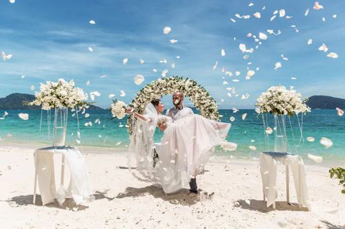 Green round floral wedding arch, Phuket — photo 17