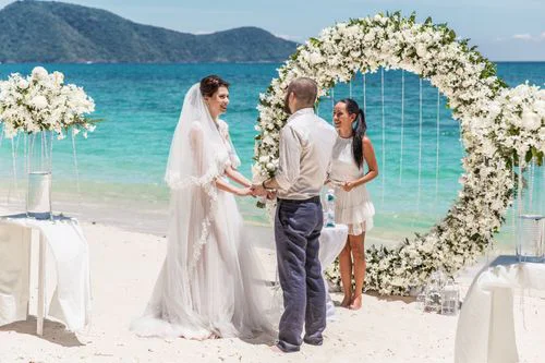 Green round floral wedding arch, Phuket — photo 18