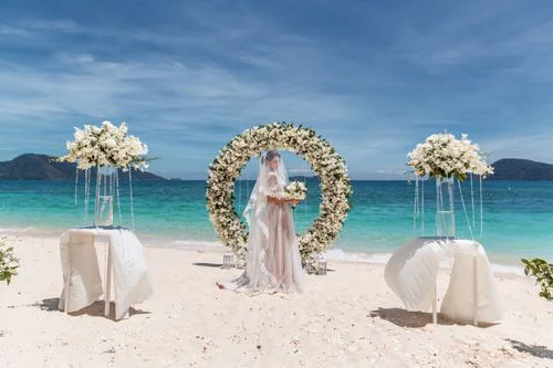 Green round floral wedding arch, Phuket — photo 20