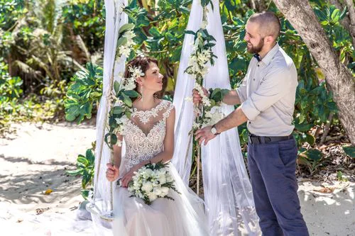Green round floral wedding arch, Phuket — photo 33