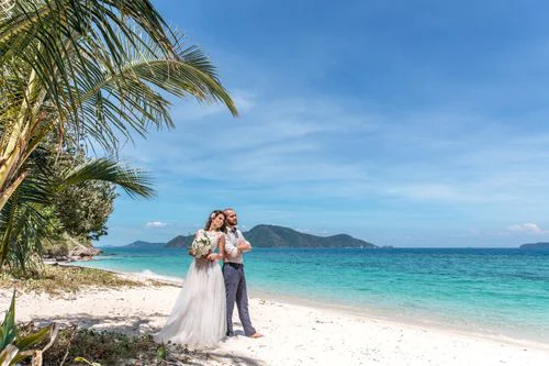 Green round floral wedding arch, Phuket — photo 36