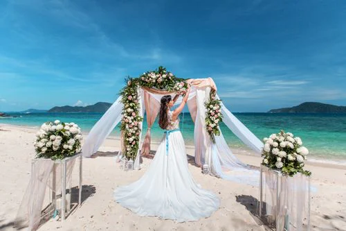 Cream and green geometric bamboo wedding arch, Vika and Valentin, Phuket — photo 22