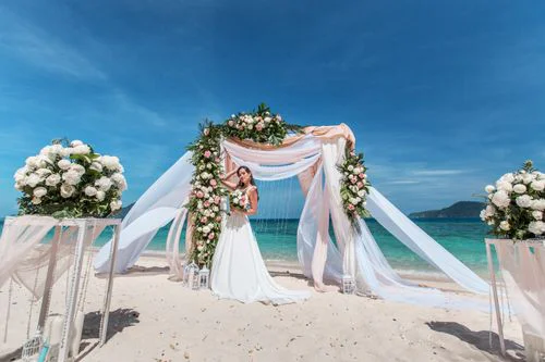 Cream and green geometric bamboo wedding arch, Vika and Valentin, Phuket — photo 23