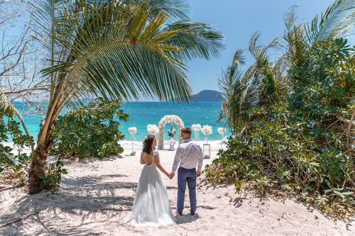 White classic floral wedding arch, Katya and Sasha, Phuket — photo 4
