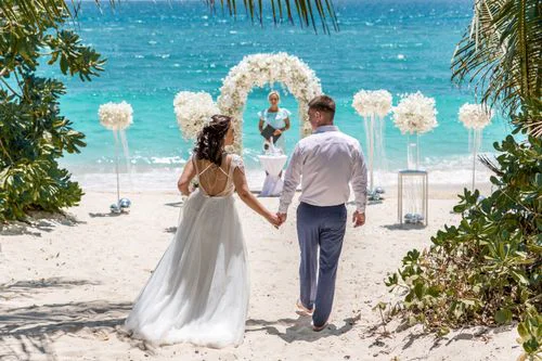White classic floral wedding arch, Katya and Sasha, Phuket — photo 5