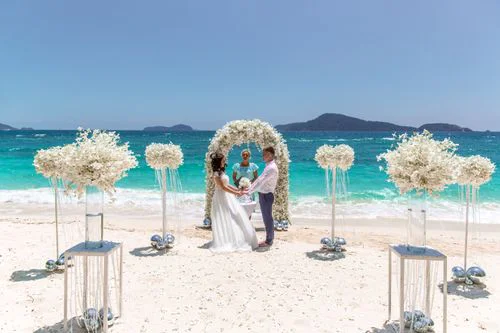 White classic floral wedding arch, Katya and Sasha, Phuket — photo 7