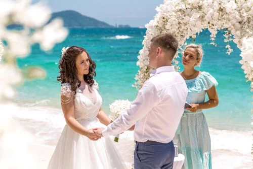 White classic floral wedding arch, Katya and Sasha, Phuket — photo 9