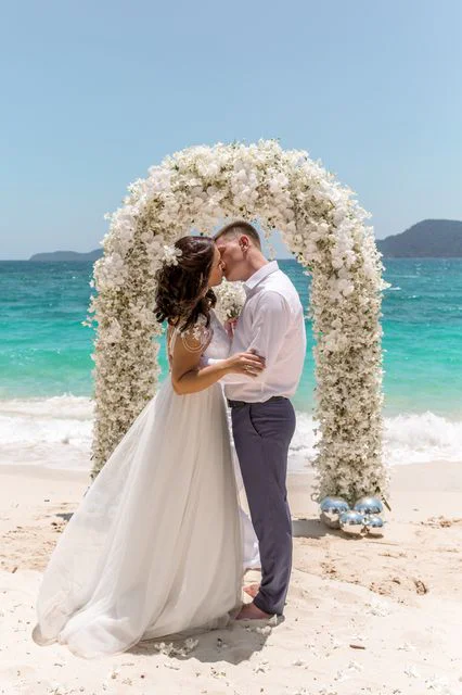 White classic floral wedding arch, Katya and Sasha, Phuket — photo 13