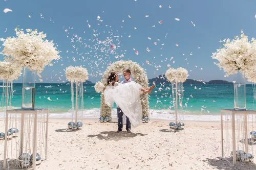White classic floral wedding arch, Katya and Sasha, Phuket — photo 19