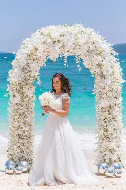 White classic floral wedding arch, Katya and Sasha, Phuket — photo 20