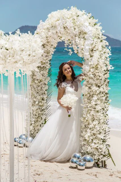 White classic floral wedding arch, Katya and Sasha, Phuket — photo 28