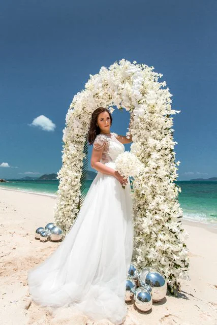White classic floral wedding arch, Katya and Sasha, Phuket — photo 38