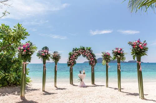 Green classic floral wedding arch, Phuket — photo 1
